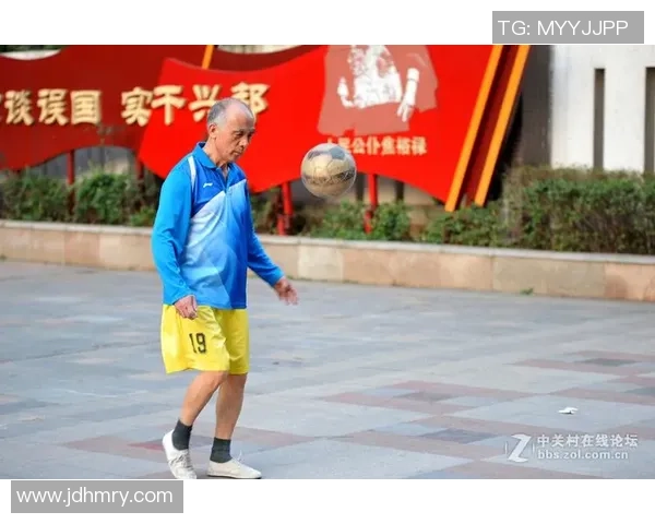 足球明星化身街头老人挑战真实生活引发热议 足球明星化身街头老人挑战真实生活引发热议